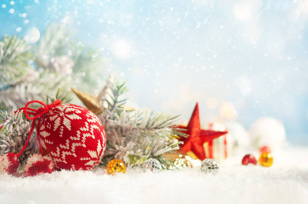 Χριστουγεννιάτικο φόντο χειμώνα με μπιχλιμπίδια και έλατο  - Φωτογραφία, εικόνα