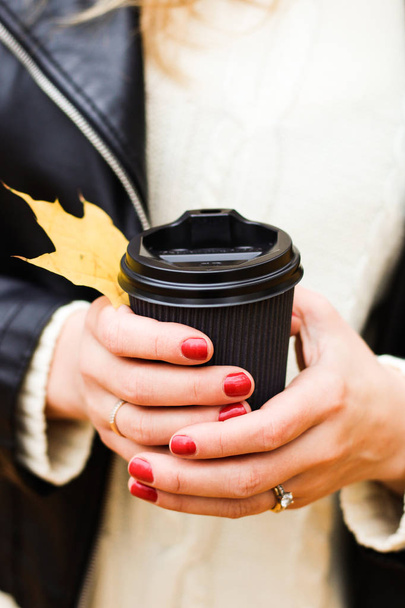 A glass of coffee in the hands of a girl - Foto, Imagen
