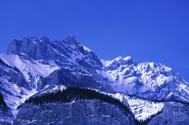 ośnieżone pasmo górskie - Zdjęcie, obraz