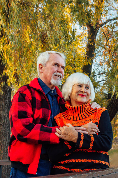 Boldog nyugdíjas pár élvezik egymást a parkban. Támogatás és törődés egy szerettünktől, meleg érzelmek. - Fotó, kép