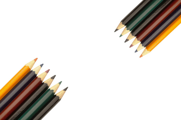 Värilliset kynät valkoisella pohjalla - Valokuva, kuva