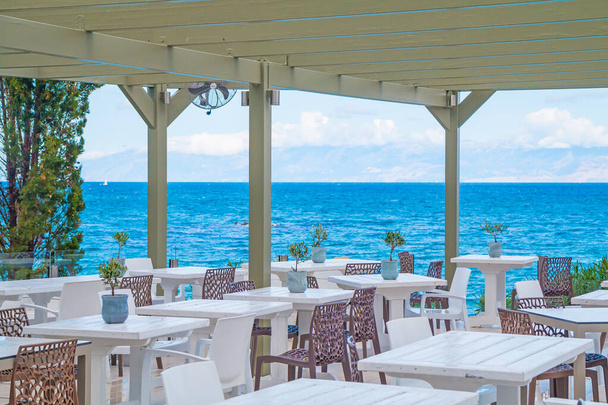 Hermoso restaurante tropical y playa con agua turquesa. Isla de Corfú, Grecia
. - Foto, Imagen