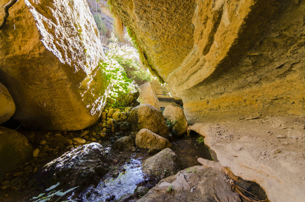 バランコ・デ・ラ・ルナと呼ばれる浸食によって形成された大峡谷（グラナダ）) - 写真・画像