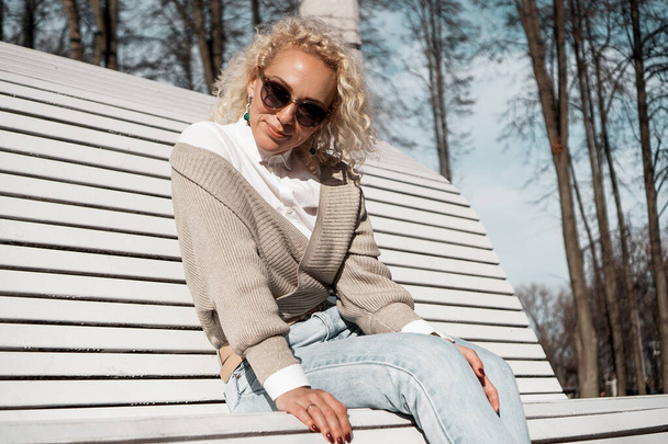 Pretty woman on bench at autumn park alone, lifestyle people concept - Foto, Imagen
