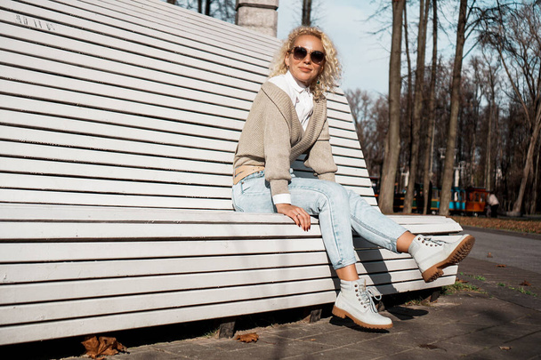 Pretty woman on bench at autumn park alone, lifestyle people concept - Фото, зображення