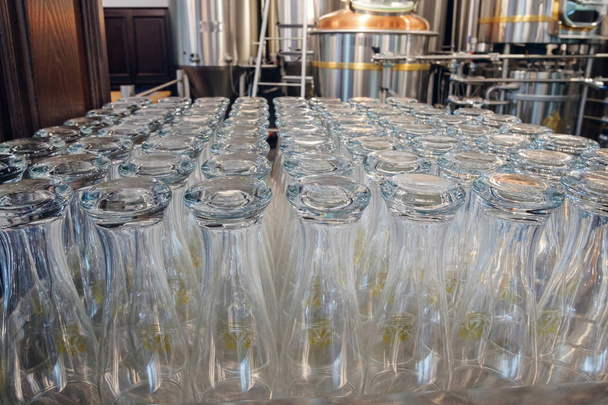Fileiras de copos vazios de cerveja
 - Foto, Imagem