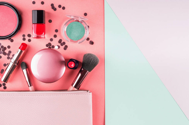 Make-up-Elemente auf rosa und mintgrün. flache Lage - Foto, Bild