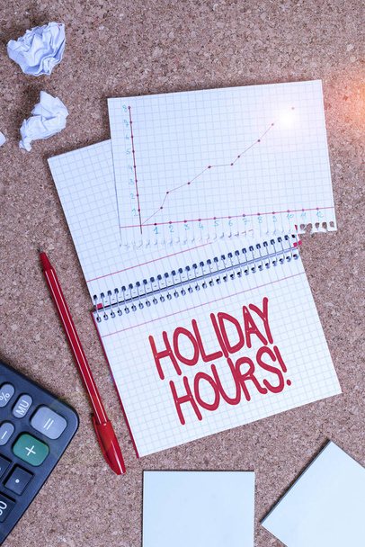 Holiday Hours 'un el yazısı. Kavram, esnek çalışma saatleri altında çalışanlar için fazla mesai anlamına geliyor. Masa defteri kağıt ofis karton karton çalışma masası malzeme tablosu.. - Fotoğraf, Görsel