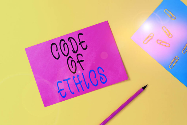 Az etikai kódexet bemutató feljegyzés. Üzleti fotó bemutató alapvető útmutató a szakmai magatartás és feladatokat ró üres papír lapok üzenet ceruza kapcsok kötőanyag sima színes háttér. - Fotó, kép