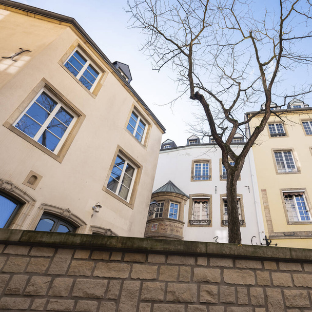 старые дома видели с улицы большой возле национального музея Луксембурга
 - Фото, изображение
