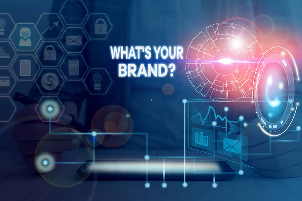 Текст написання слів What S Your Brand question. Бізнес-концепція запитання про логотип продукту робить або те, що ви спілкуєтесь Фотосистема фотосистеми схема сучасна технологія смарт-пристрій
. - Фото, зображення