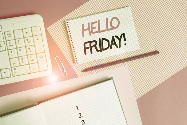 Kirjoitan lapun, jossa näkyy Hello Friday. Business valokuva showcasing käytetään ilmaisemaan onnea alusta tuoreen viikon Kirjoittaminen laitteiden ja tietokoneen jutut yläpuolelle värillinen tavallinen pöytä
. - Valokuva, kuva