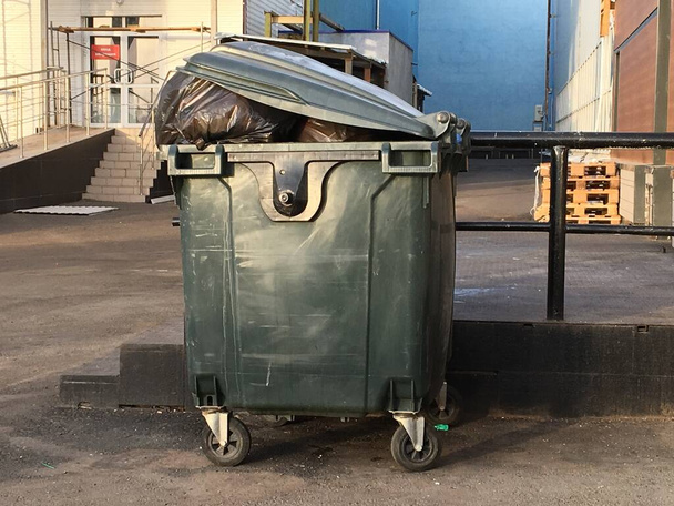 lata de lixo plástico com resíduos na rua. lata de lixo
 - Foto, Imagem