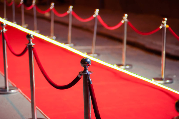 czerwony dywan - tradycyjnie jest używany do oznaczania na trasę przez szefów na uroczyste i formalne okazje - Zdjęcie, obraz