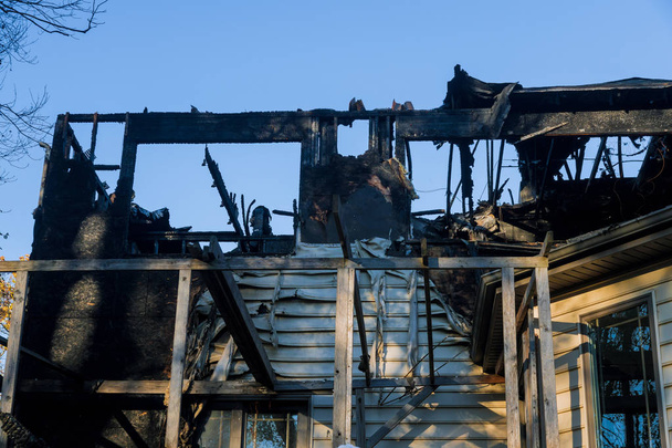 Ház tűz után kilátás nyílik egy leégett épületre - Fotó, kép
