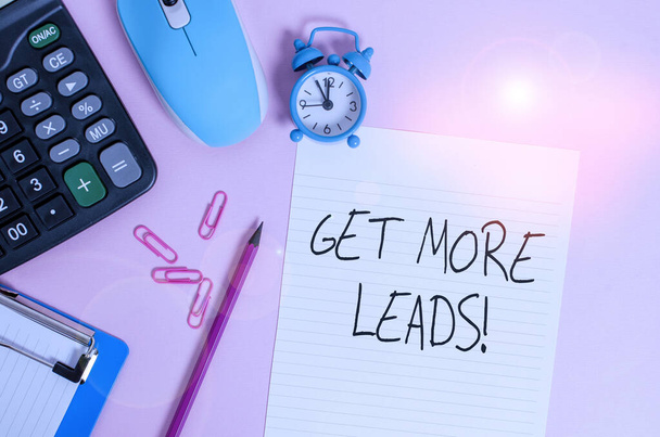 Tekst pisma Get More Leads. Koncepcja oznaczająca inicjację zainteresowania konsumenta lub zapytania produkty lub usługi Kalkulator klipy zegar schowek mysz arkusz ołówek kolorowe tło. - Zdjęcie, obraz