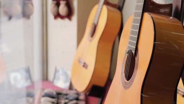 Класичні гітари для танцю фламенко і музики в Іспанії - Кадри, відео