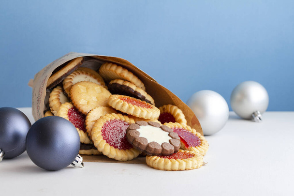 Χριστουγεννιάτικα μπισκότα ένα καλό δώρο για τα Χριστούγεννα - Φωτογραφία, εικόνα