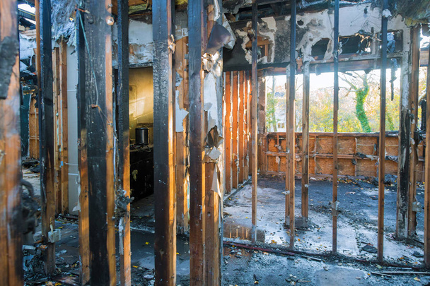 Dom po pożarze części domu płoną - Zdjęcie, obraz