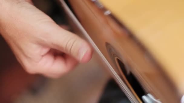 Gitarzysta gra na gitarze klasycznej do muzyki flamenco w hiszpańskim sklepie - Materiał filmowy, wideo