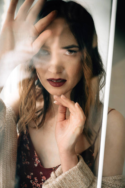 atrakcyjna kobieta z pięknym makijażem pozowanie za szkłem - Zdjęcie, obraz