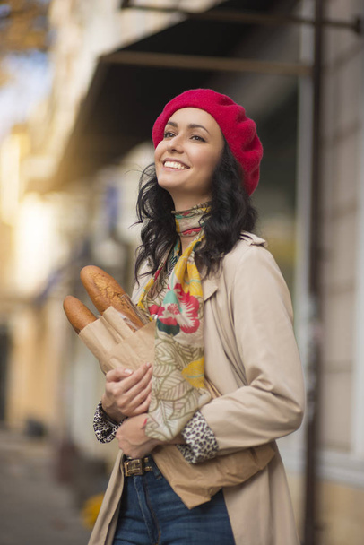 French girl in a red beret with baguettes - Foto, Bild