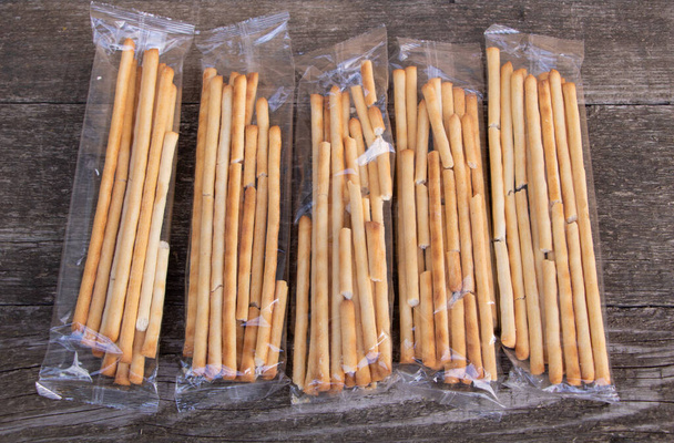 Смачні італійські хлібні палички на дерев "яному тлі. - Фото, зображення