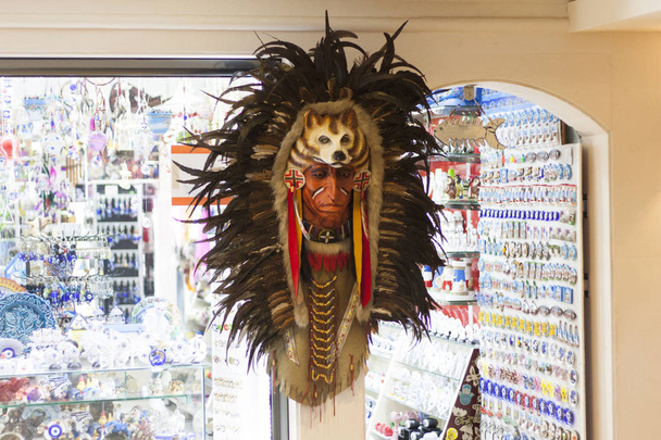 部族の民族インディアンは犬の頭の写真とマスクを注入します - 写真・画像