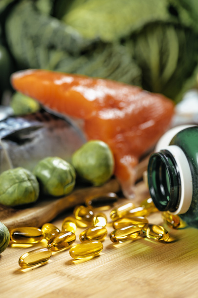 Omega 3 supplementen. Gel capsules en natuurlijke bronnen van omega 3, vetzuur supplementen - Foto, afbeelding