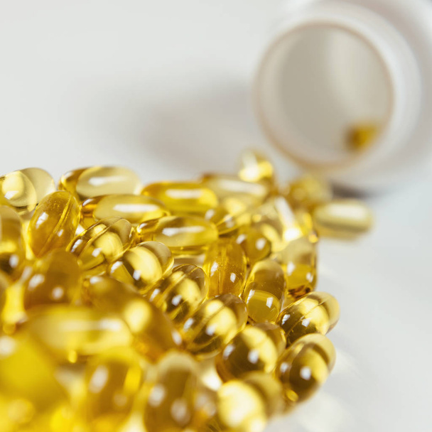 Omega 3 supplements.  Softgel supplement capsules - Foto, immagini