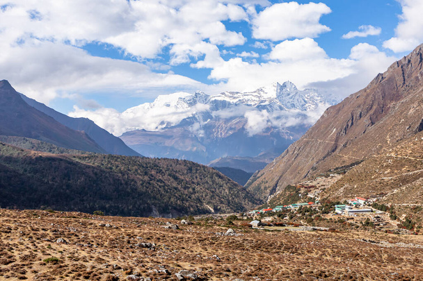 Montaña Ama Dablam. Trekking Everest Base Camp. Nepal
. - Foto, imagen