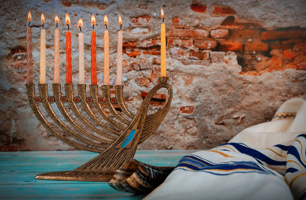Primer plano de un candelero de Janucá ardiente con velas Menorah
 - Foto, imagen