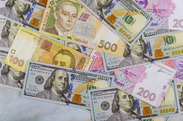 Dinheiro dólares e hryvnia, close-up top view conceito financeiro
 - Foto, Imagem