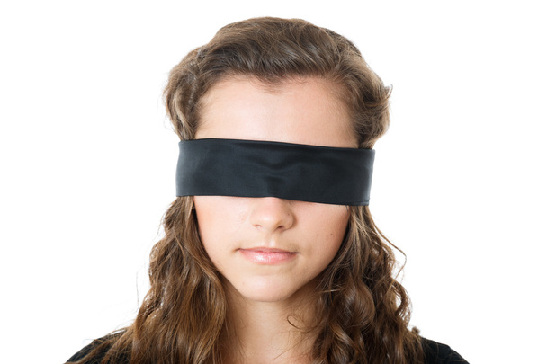 молодая женщина с повязкой на глазах
 - Фото, изображение