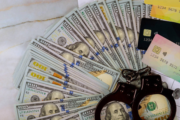 Наручники, ми долар банкноти готівкові кредитні картки на кіберзлочинність онлайн шахрайство - Фото, зображення