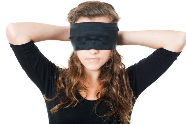 молодая женщина завязывает глаза
 - Фото, изображение