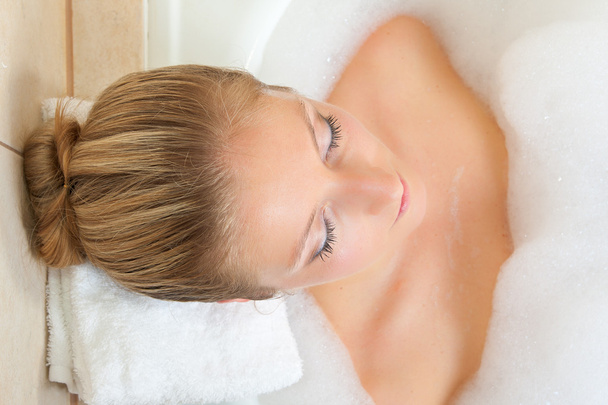 Blond woman in bath - Фото, зображення