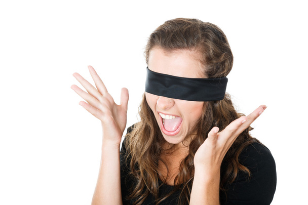 молодая женщина с повязкой на глазах
 - Фото, изображение