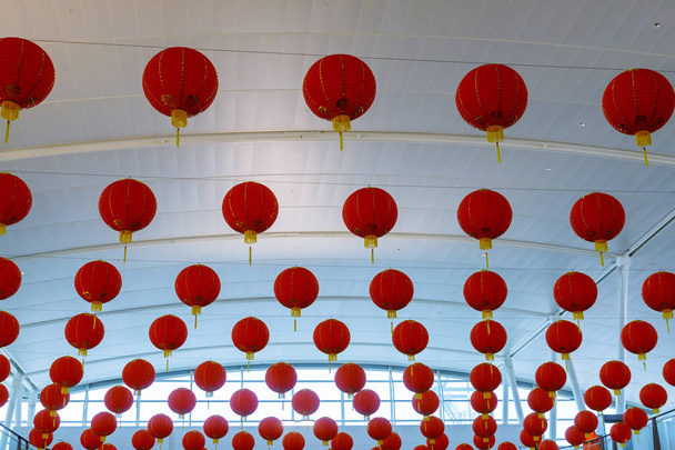 Lanternes rouges chinoises décorées en série pour les célébrations du Nouvel An chinois
 - Photo, image