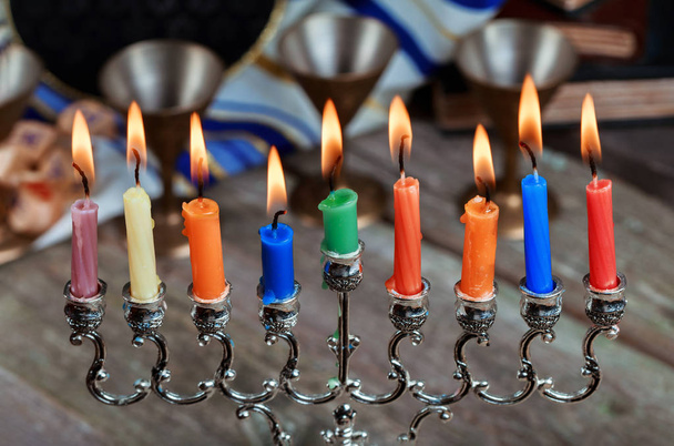 祭りの中でmenorahとユダヤ人の休日Hanukka - 写真・画像