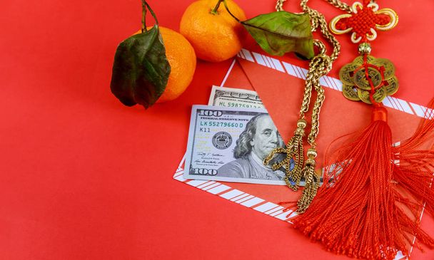Billetes en dólares estadounidenses con sobre rojo en Año Nuevo Chino
 - Foto, Imagen