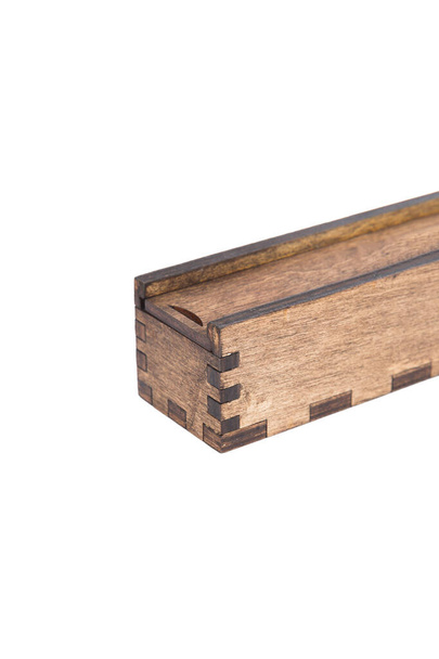 Alkuperäinen puinen laatikko käsintehty kuulakärkikynä valkoisella pohjalla
. - Valokuva, kuva