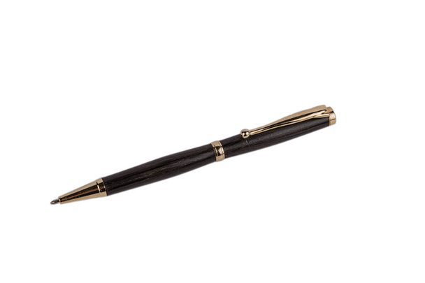 Elegantní dřevěné kuličkové pero na bílém pozadí. - Fotografie, Obrázek