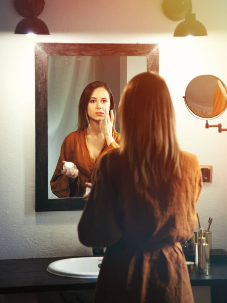 žena stěry krém v koupelně - Fotografie, Obrázek