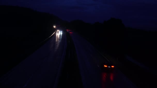 Auto 's rijden' s nachts op een snelweg - Video