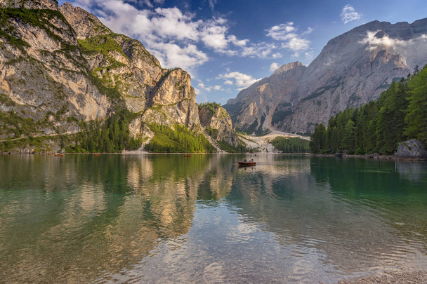 Lago Braies en las montañas Dolomitas, Sudtirol, Italia
. - Foto, Imagen