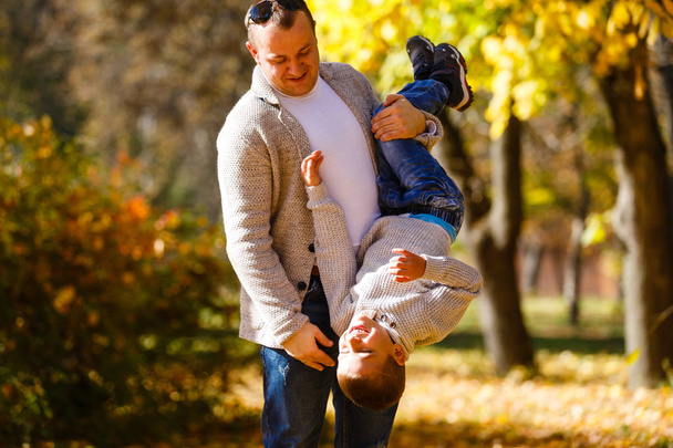 Papa et fils sur un fond de parc d'automne
  - Photo, image