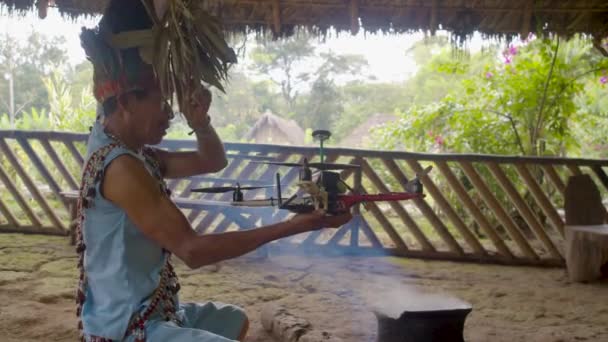 Inheemse sjamaan voert een traditioneel magisch ritueel - Video
