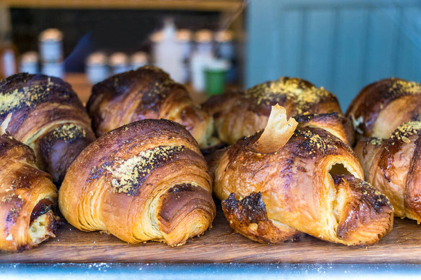 Lähikuva juuri leivotuista ranskalaisista croissanteista, jotka on sijoitettu leipomokaupan myymälään Islannissa
. - Valokuva, kuva