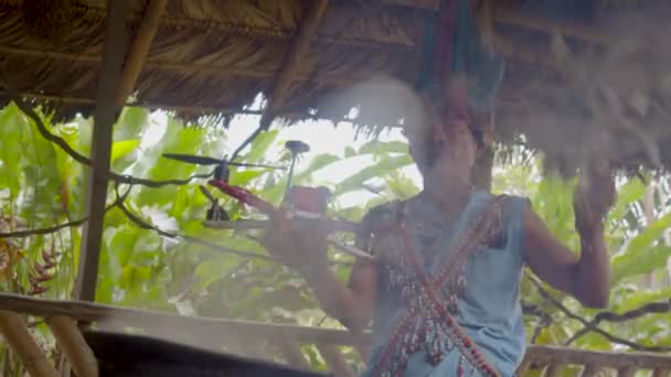 Domorodý stařec provádí tradiční šamanský rituál požehnání dronu - Záběry, video